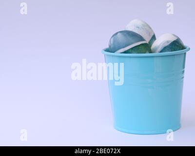 Blau, grün, türkis und weiß hausgemachte ostereier mit einem roten Kohl natürlichen Farbe auf einem weißen Hintergrund mit leeren Raum dekoriert gefärbt. Stockfoto