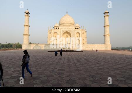 AGRA, INDIEN - 5. Mai 2015: Touristen spazieren durch das ikonische Mausoleum im Taj Mahal Komplex, Agra, Indien. Stockfoto