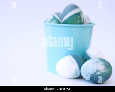 Blau, grün, türkis und weiß hausgemachte ostereier mit einem roten Kohl natürlichen Farbe auf einem weißen Hintergrund mit leeren Raum dekoriert gefärbt. Stockfoto