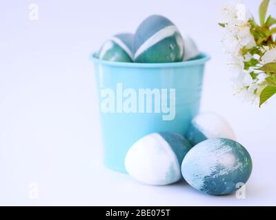 Blau, grün, türkis und weiß hausgemachte ostereier mit einem roten Kohl natürlichen Farbe auf einem weißen Hintergrund mit leeren Raum dekoriert gefärbt. Stockfoto