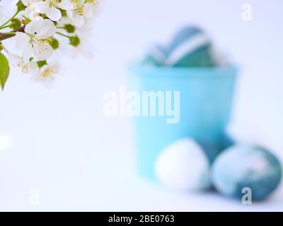 Blau, grün, türkis und weiß hausgemachte ostereier mit einem roten Kohl natürlichen Farbe auf einem weißen Hintergrund mit leeren Raum dekoriert gefärbt. Stockfoto