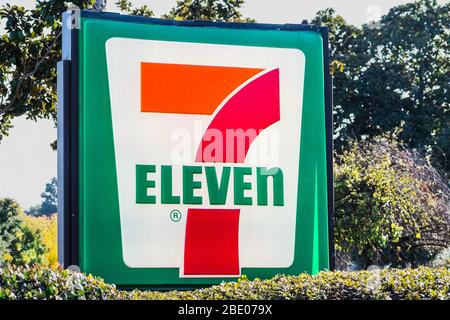 Nov 23, 2019 Sunnyvale / CA / USA - Nahaufnahme der großen 7 Eleven Store Zeichen; 7-Eleven Inc. Ist eine japanisch-amerikanische internationale Kette von Convenience sto Stockfoto