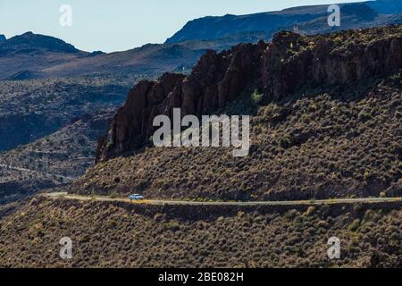 Historische Route 66 unterhalb des Sitgreaves Passes bei Oatman in Arizona, USA Stockfoto