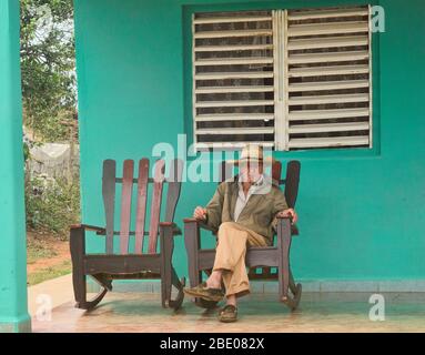 Tabakbauer Guajiro und seine Zigarre in Viñales, Kuba Stockfoto