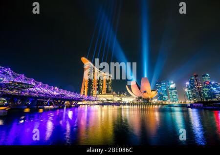 Singapur Stadt Skyline bei Nacht Stockfoto