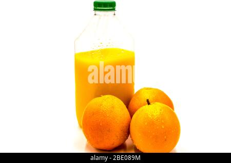 Flasche frischer Saft mit Orangen, auf weißem Hintergrund Stockfoto