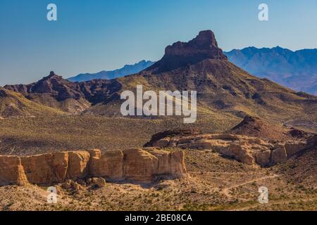 Wüstenlandschaft mit Thimble Mountain unterhalb des Sitgreaves Pass, eine Inspiration für den Pixar Cars Film, entlang der historischen Route 66 in Arizona, USA Stockfoto