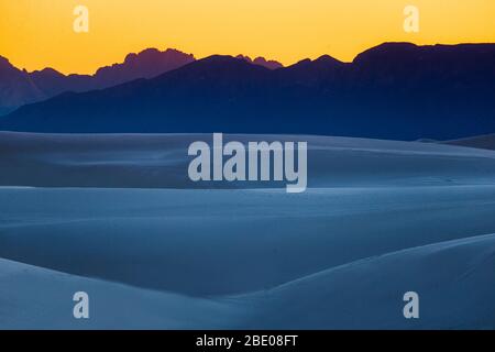 Dünen und Berge bei Sonnenaufgang auf Soccoro, New Mexico, USA Stockfoto