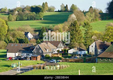 Nahaufnahme eines kleinen Dorfes im Frühling Stockfoto