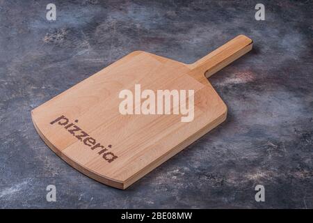 Leeres Holzservierbrett für Pizza, Kopierraum. Stockfoto