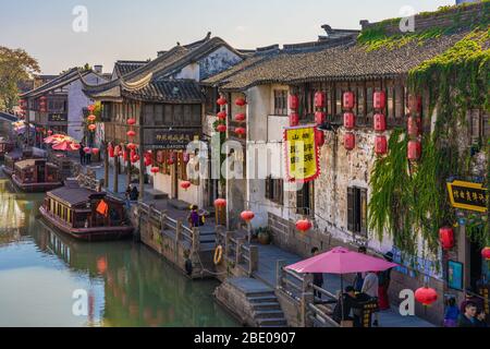 SUZHOU, CHINA - NOVEMBER 05: Traditionelle chinesische Architektur am Flussufer in der alten Stadt der Shantang Straße am 05. November 2019 in Suzhou Stockfoto