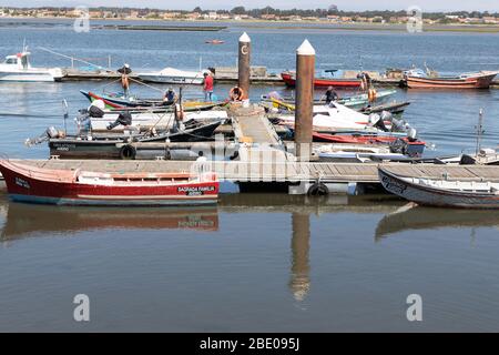 Traditionelle portugiesische Fischerboote in der Marina an der Lagune Ria de Aveiro an der Costa Nova do Prado an der Atlantikküste in Portugal Stockfoto