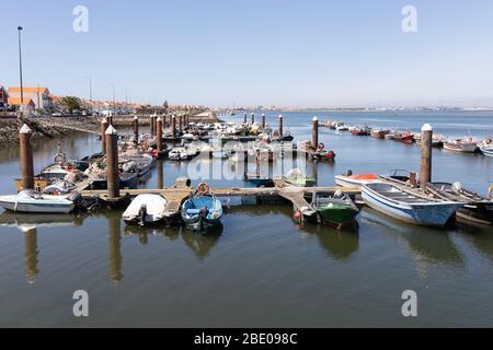 Marina mit Liegebooten an der Lagune Ria de Aveiro an der Costa Nova do Prado ein Stranddorf an der Atlantikküste in der Nähe von Aveiro Portugal. Stockfoto