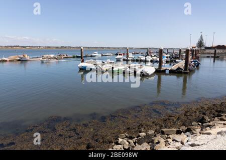 Marina mit Liegebooten an der Lagune Ria de Aveiro an der Costa Nova do Prado ein Stranddorf an der Atlantikküste in der Nähe von Aveiro Portugal. Stockfoto