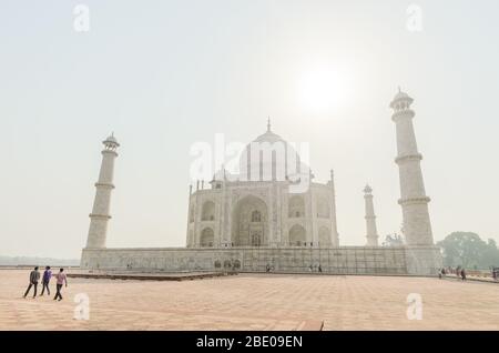 AGRA, INDIEN - 5. Mai 2015: Touristen spazieren durch das ikonische Mausoleum im Taj Mahal Komplex, Agra, Indien. Stockfoto