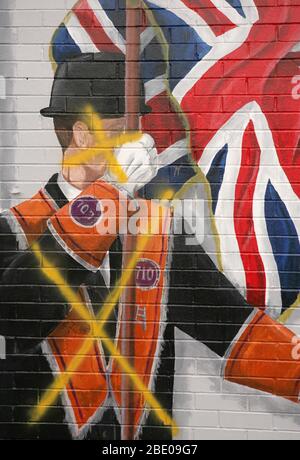 Ein Wandgemälde des defaced Orange Order ist in East Belfast, 14. September 2005 zu sehen. Orange Großmeister Robert Saulters sagte, der Orden betrachtete sich selbst als untadelig. Er verurteilte die Unruhen, beschuldigte aber die Polizei, "aggressiv und arrogant" zu sein. Er sagte, Gewalt nach dem Whiterock-marsch sei ein "Schrei der Verzweiflung" aus der protestantischen Gemeinschaft. Stockfoto