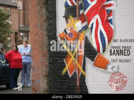 Ein Wandgemälde des defaced Orange Order ist in East Belfast, 14. September 2005 zu sehen. Orange Großmeister Robert Saulters sagte, der Orden betrachtete sich selbst als untadelig. Er verurteilte die Unruhen, beschuldigte aber die Polizei, "aggressiv und arrogant" zu sein. Er sagte, Gewalt nach dem Whiterock-marsch sei ein "Schrei der Verzweiflung" aus der protestantischen Gemeinschaft. Stockfoto