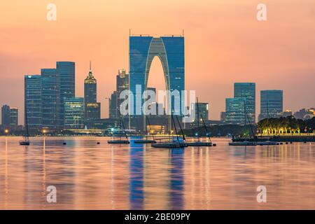 SUZHOU, CHINA - NOVEMBER 05: Abendansicht der Skyline des Finanzdistrikts vom Jinji See am 05. November 2019 in Suzhou Stockfoto