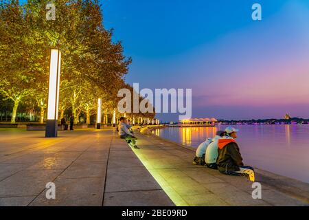 SUZHOU, CHINA - NOVEMBER 05: Abendansicht des Seeufer-Parks am Jinji-See, einem beliebten Touristenziel am 05. November 2019 in Suzhou Stockfoto