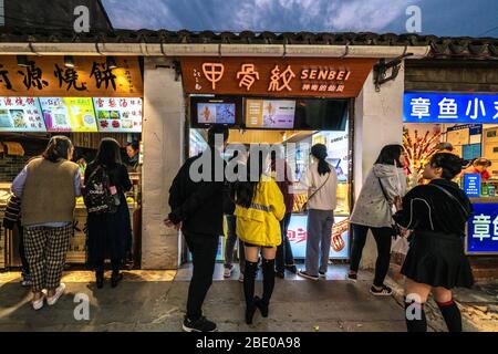 SUZHOU, CHINA - NOVEMBER 06: Nachtmarktstände, die Lebensmittel auf der Pingjiang Road, einer berühmten alten Straße, am 06. November 2019 in Suzhou verkaufen Stockfoto