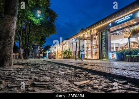 SUZHOU, CHINA - NOVEMBER 06: Nachtansicht der Haupteinkaufsstraße in der alten Stadt Pingjiang Road am 06. November 2019 in Suzhou Stockfoto