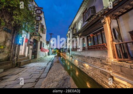 SUZHOU, CHINA - NOVEMBER 06: Dies ist eine Nacht Blick auf die Pingjiang Road, eine traditionelle chinesische alte Straße am 06. November 2019 in Suzhou Stockfoto