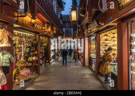 NANJING, CHINA - NOVEMBER 07: Nachtmarkt Einkaufsstraße im historischen Viertel Fuzimiao am 07. November 2019 in Nanjing Stockfoto