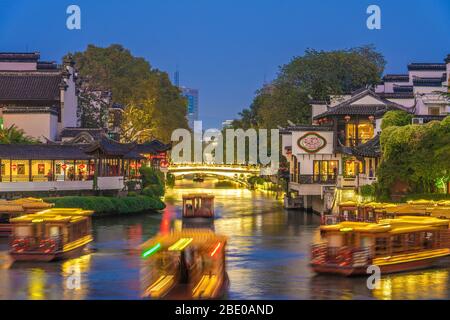 NANJING, CHINA - NOVEMBER 07: Nachtszene mit Bewegungsunschärfe traditioneller Boote auf dem Qinhuai Fluss im historischen Viertel Fuzimiao am 07. November Stockfoto