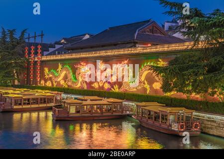 NANJING, CHINA - NOVEMBER 07: Nachtaufnahme von Booten, die am 07. November 2019 in Nanjin um den Konfuzius-Tempel im historischen Viertel von Fuzimiao angedockt wurden Stockfoto