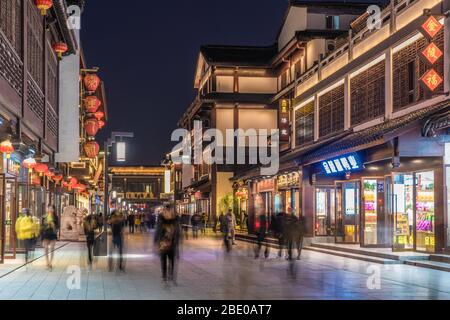 NANJING, CHINA - NOVEMBER 07: Nachtszene der Fuzimiao Einkaufsstraße in der Nähe des berühmten konfuzius-Tempels im historischen Viertel am 07. November 20 Stockfoto