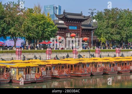 NANJING, CHINA - NOVEMBER 07: Blick auf die Hafenanlagen am Flussufer mit traditionellen chinesischen Booten in der historischen Gegend von Fuzimiao am 07. November 2019 in Nanjing Stockfoto