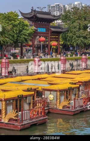 NANJING, CHINA - NOVEMBER 07: Blick auf die Hafenanlagen am Flussufer mit traditionellen chinesischen Booten in der historischen Gegend von Fuzimiao am 07. November 2019 in Nanjing Stockfoto