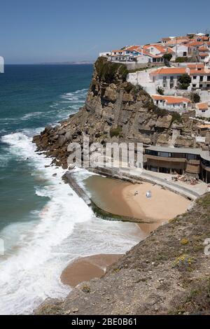 Portugiesisches Dorf am Rand der Klippen von Azenhas do Mar Colares Portugal Stockfoto