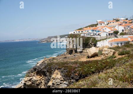 Portugiesisches Dorf am Rand der Klippen von Azenhas do Mar Colares Portugal Stockfoto