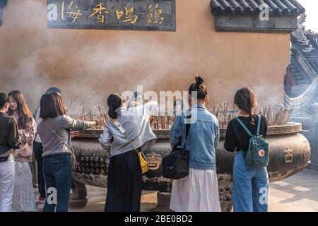 NANJING, CHINA - NOVEMBER 08: Menschen verbrennen Räucherstäbchen im Jiming Tempel, einem berühmten buddhistischen Tempel am 08. November 2019 in Nanjing Stockfoto