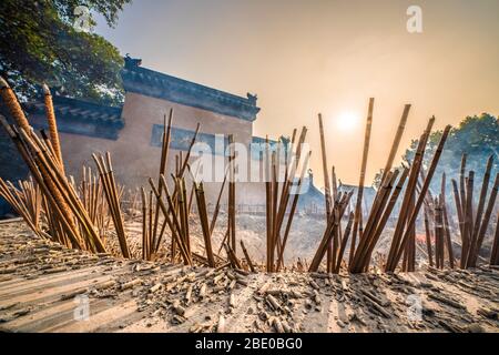 NANJING, CHINA - NOVEMBER 08: Räucherstäbchen brennen mit dem Sonnenuntergang am Jiming buddhist Tempel am 08. November 2019 in Nanjing Stockfoto