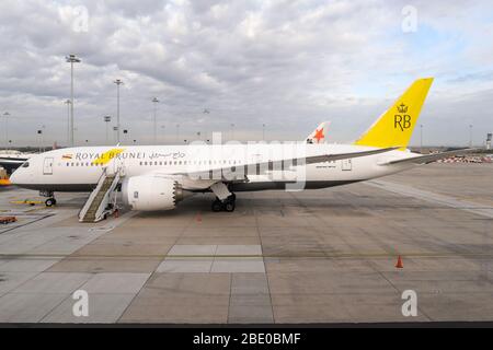 Royal Brunei Airlines Boeing 787 Dreamliner parkte am Melbourne Tullamarine International Airport in Australien. Boeing 787-8 V8-DLA. Stockfoto