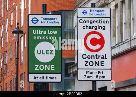 Staugebühr und Ultra Low Emission Zone Zeichen in Marylebone, London England Vereinigtes Königreich Großbritannien Stockfoto