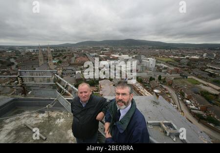 Dossiers: Der ehemalige Sinn Fein-Präsident Gerry Adams (R) und Parteimitglied Fra McCann blicken vom Dach des Divis Tower, der zuvor von der britischen Armee besetzt war, auf der Falls Road, West Belfast, Nordirland, 21. September 2005 über West-Belfast. 19 Stockwerke nach oben bekannt als Spypost von irischen Republikanern zog die britische Armee im August als Teil eines zweijährigen Programms aus, um die Sicherheit in der Provinz zu senken. (Foto/Paul McErlane) Stockfoto