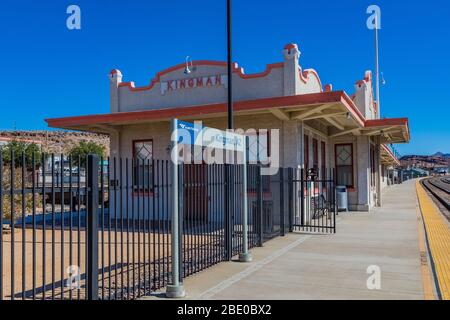 Kingman Railroad Depot, ursprünglich 1907 von der Atchison, Topeka und Santa Fe Railway in Kingston an der historischen Route 66 in Arizona, USA gebaut Stockfoto