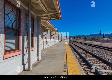 Kingman Railroad Depot, ursprünglich 1907 von der Atchison, Topeka und Santa Fe Railway in Kingston an der historischen Route 66 in Arizona, USA gebaut Stockfoto