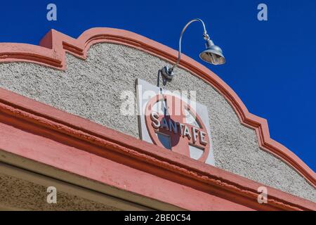 Kingman Railroad Depot, ursprünglich 1907 von der Atchison, Topeka und Santa Fe Railway in Kingston an der historischen Route 66 in Arizona, USA gebaut Stockfoto