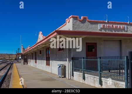 Kingman Railroad Depot, ursprünglich 1907 von der Atchison, Topeka und Santa Fe Railway in Kingston an der historischen Route 66 in Arizona, USA gebaut Stockfoto