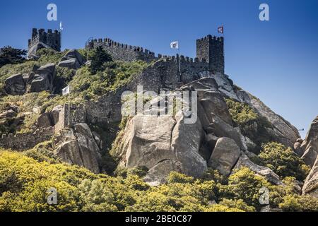 Portugiesische Burg auf einem Hügel bei Sintra. Die Burg wurde von den Mauren im 10. Jahrhundert nach ihrer erfolgreichen Eroberung von Portugal und Spanien gebaut Stockfoto