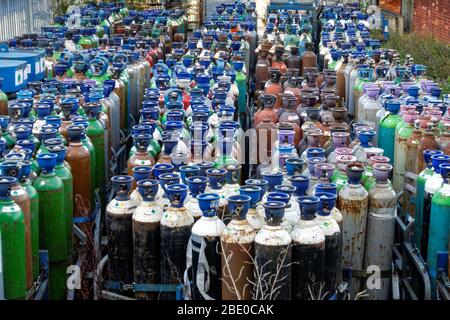 Druckgasflaschen in einem Lagerlager Stockfoto