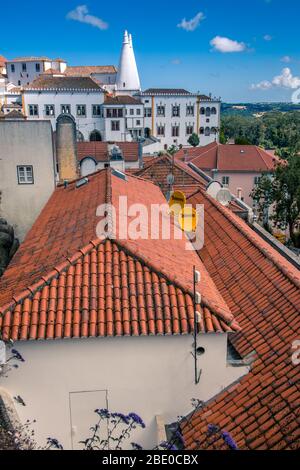 Gebäude und Dächer rund um Sintra bei Lissabon Portugal Stockfoto