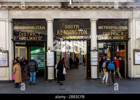 Menschen am Eingang der U-Bahn-Station South Kensington, London England Vereinigtes Königreich Großbritannien Stockfoto