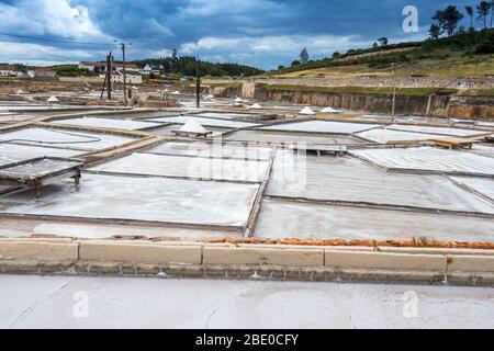 Salzproduktion nach traditioneller Methode aus den Salzquellen (im Landesinneren von salinas) in Rio Maior Salzpfannen Portugal. Stockfoto