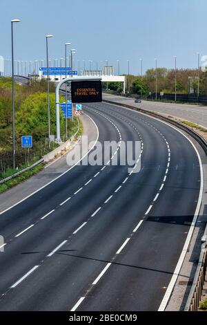 Hinweisschilder mit der Aufschrift „Essential Travel Only“ auf der M5 in der Nähe von Bristol, da staatliche Beschränkungen weiterhin versuchen, das Coronavirus einzudämmen. Stockfoto