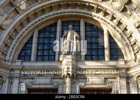 Haupteingang zum Victoria and Albert Museum, London, England Vereinigtes Königreich Großbritannien Stockfoto